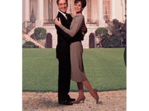 Couple embracing in front of the White House